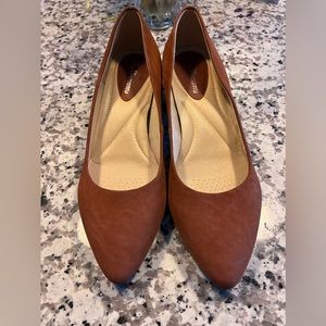 CL by Laundry tan suede pumps